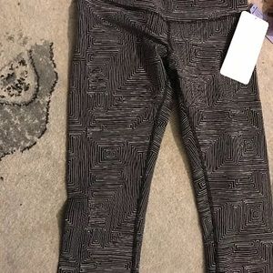 Nwt Lululemon Wunder under crop, size 6